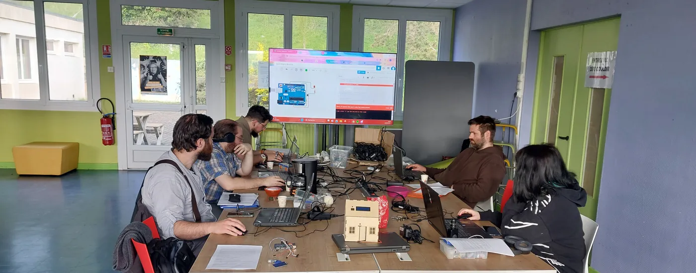 Formation Arduino animée par Florent Merlin au CRIAC : participants sur ordinateur, montage électronique projeté au grand écran