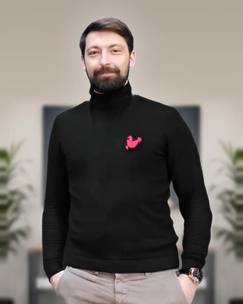 Portrait de Florent Merlin en pull col roulé noir
